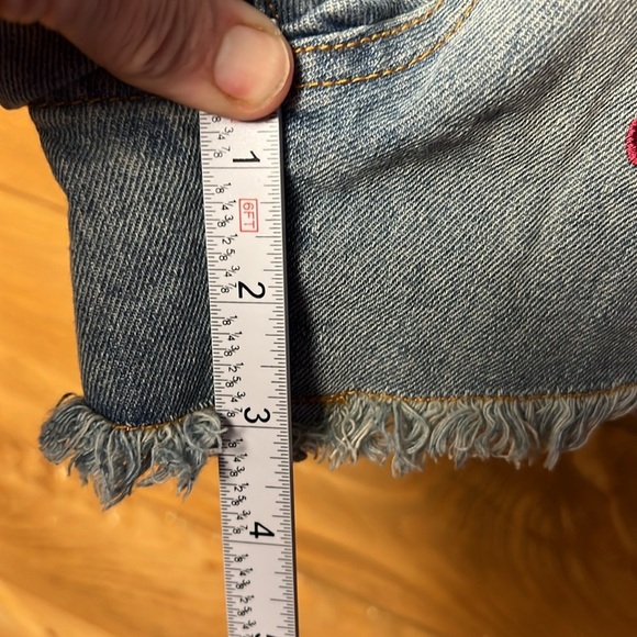 Carole Christian Women’s Embroidered Denim Jean Shorts Med distressed Mid- rise - Picture 4 of 10